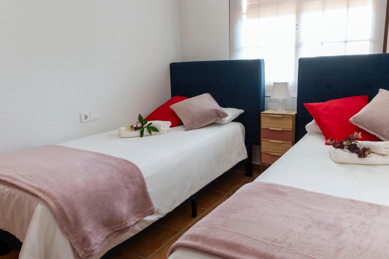 Atico Con Terraza-Solarium Y Piscina 4-6 Personas Wifi A/C Apartman Roda Kültér fotó